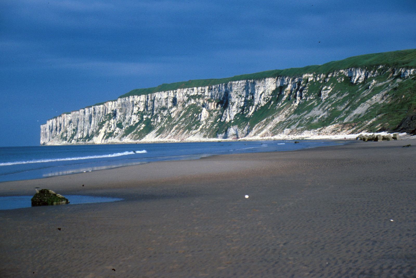 Дувр англия. White Cliffs of Dover. White Chalk Cliffs of Dover. Меловые клифы. Дувр вид с моря.